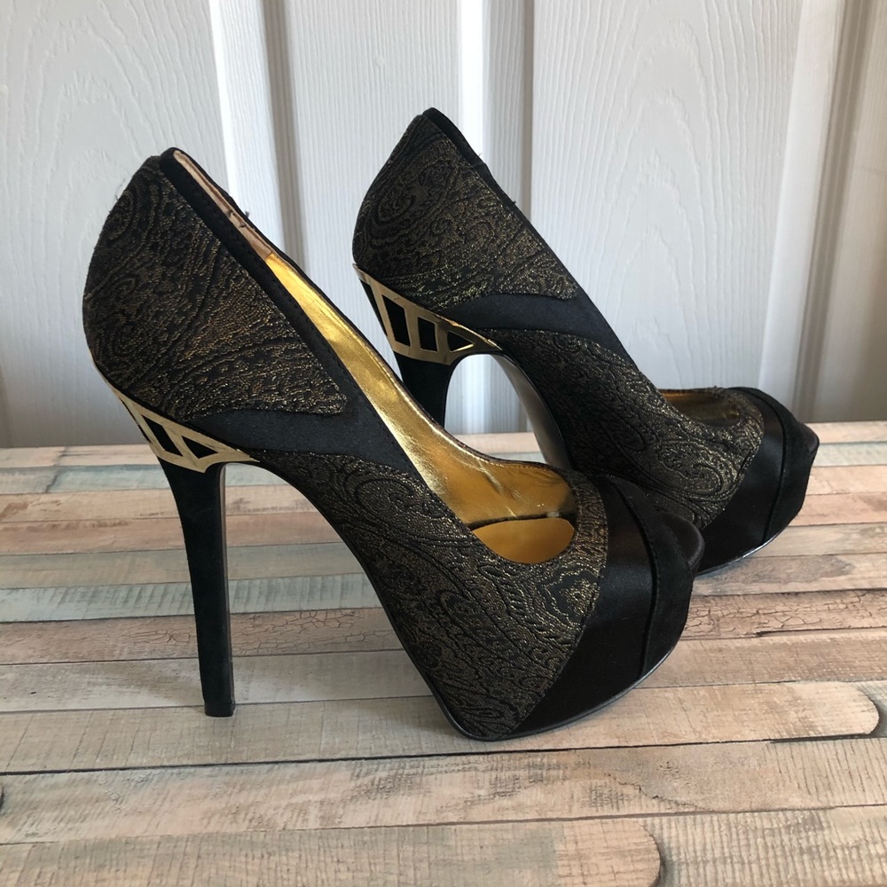 Nine West peep toe 5.5” heels with gold accents